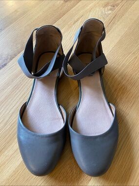 JJILL leather taupe brown sandals. Elastic straps at ankles. Heel coverage